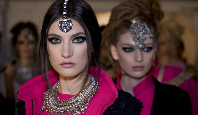 <strong>CHANEL｜シャネル</strong>　2011-12 シャネル メティエダール・コレクション「パリ-ボンベイ」　© CHANEL 2011