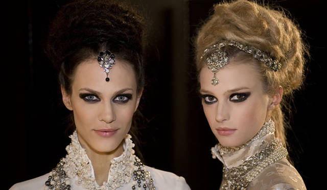 <strong>CHANEL｜シャネル</strong>　2011-12 シャネル メティエダール・コレクション「パリ-ボンベイ」　© CHANEL 2011