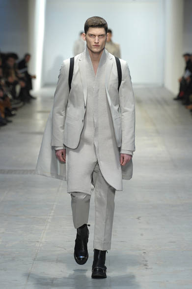 <strong>CoSTUME NATIONAL｜コスチューム ナショナル</strong><br />「過剰な宣伝や資金力に依存した創作から離れ、独立心と情熱のスピリットを持って、愛し、生きる男性を描きたかった。 BOHEMIANS AND DREAMERSがテーマだ」。デザイナーのエンニョ•カパサ氏は今回のコレクションについてそう語る。ブラックやグレーといったベーシックカラーを基調に、シックで美しいボルドーやネイビー、 深みのあるグリーンといった秋色のカラーも織り交ぜ、全体のイメージをクールなものに。アーティスティックな織物のレイヤー使いやテーラリング、また、モヘアなどの素材に光沢感のあるレザーをプラスし、ハードな一面も見せている。リバーシブルでコートにもライダースにもなるアウター、 ハンドル部分がスチール加工されたバッグや、つま先部分がメタリック加工されたブーツなども登場し、力強く男性的な印象のコレクションとなった。