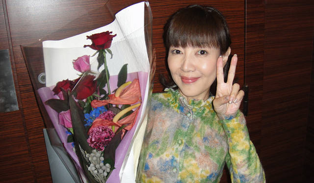 <strong>戸田恵子</strong>｜昨年は、秋からCXテレビの連続ドラマ『HUNTER』がはじまり、むずかしい金沢弁と闘いながらあたらしい出会いを楽しみました。米倉涼子さん、堀内敬子さん、桐谷美玲さんとのチームは初回の撮影から和気あいあいでした。しかし1日のスタジオセットでの収録シーン数がハンパなくて……。振り返れば、みんなで台詞合わせばかりしていたなぁという印象が一番強いかも（笑）。