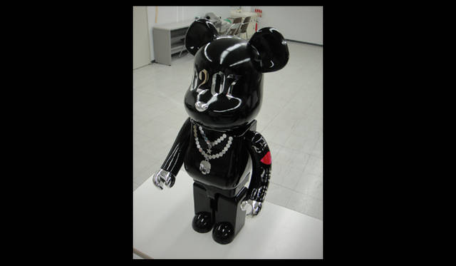 <strong>戸田恵子</strong>｜「BGブランド」では以前お世話になったメディコム・トイさんから「BE@RBRICK WORLD WIDE TOUR 2」の依頼をいただき、参戦することに。400パーセントのベアの仕上げ、最後のシール貼りをブラザーGOとともにやらせていただきました。世界でたった1体──緊張の一瞬でした……。ベアは渋谷『PARCO』にて12月3日から12日まで展示されました。多くの有名ブランドさんと並んだ我らがベアはとても誇らしく、かっこよく見えました。 