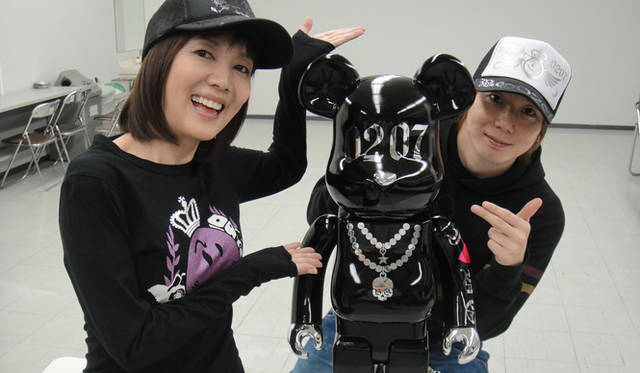 <strong>戸田恵子</strong>｜「BGブランド」では以前お世話になったメディコム・トイさんから「BE@RBRICK WORLD WIDE TOUR 2」の依頼をいただき、参戦することに。400パーセントのベアの仕上げ、最後のシール貼りをブラザーGOとともにやらせていただきました。世界でたった1体──緊張の一瞬でした……。ベアは渋谷『PARCO』にて12月3日から12日まで展示されました。多くの有名ブランドさんと並んだ我らがベアはとても誇らしく、かっこよく見えました。 