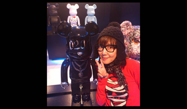<strong>戸田恵子</strong>｜「BGブランド」では以前お世話になったメディコム・トイさんから「BE@RBRICK WORLD WIDE TOUR 2」の依頼をいただき、参戦することに。400パーセントのベアの仕上げ、最後のシール貼りをブラザーGOとともにやらせていただきました。世界でたった1体──緊張の一瞬でした……。ベアは渋谷『PARCO』にて12月3日から12日まで展示されました。多くの有名ブランドさんと並んだ我らがベアはとても誇らしく、かっこよく見えました。 
