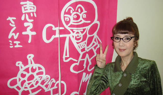 <strong>戸田恵子</strong>｜楽屋にはアンパンマンののれん！　なんと名前入りです。