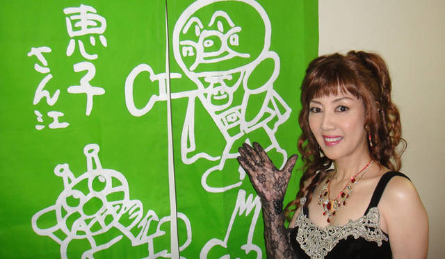 <strong>戸田恵子</strong>｜今回私の役はオーギュスティーヌという、ちょっと厄介な女です（笑）。自分を卑下して喚いてばかりの哀しい女であります。でも憎めないんですよ。私はこの厄介なコマッタちゃんを持病の心臓病をふくめ、コケティッシュにはっちゃけてみようと思いました！