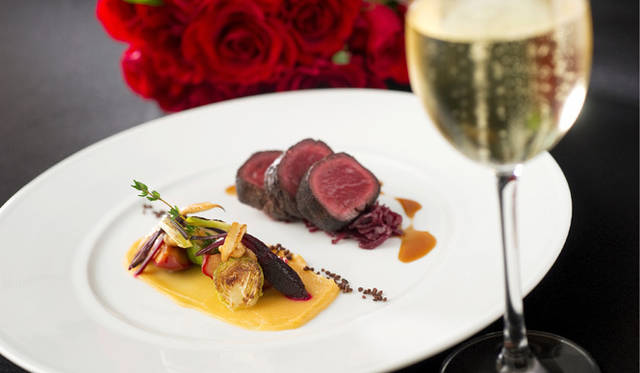 <strong>CONRAD TOKYO｜コンラッド東京</strong><br />モダンフレンチ「ゴードン･ラムゼイ at コンラッド東京」【男性から女性に贈るバレンタイン】DOZEN ROSES　期間｜2012年2月10日（金）～2月14日（火）、時間｜ディナー（17:30～21:00）、料金｜DOZEN ROSES ～ Select（セレクト）1名様1万5000円／DOZEN ROSES ～ Premium（プレミアム）1名様2万5000円（税サ込）