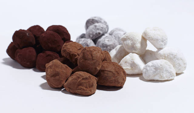 <strong>BARNEYS NEW YORK｜バーニーズ　ニューヨーク</strong><br />「イヴァン・ヴァレンティン」４つのフレーバー（ダークチョコレートトリュフ、カプチーノチョコレートトリュフ、ホワイト コアントロ－チョコレート トリュフ、プラリーヌ ミルクチョコレート トリュフ）