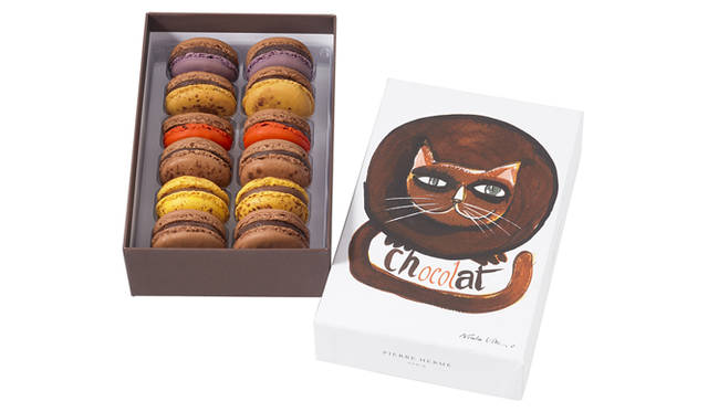 <strong>PIERRE HERMÉ PARIS｜ピエール・エルメ・パリ</strong><br />CHAT Brun / Roux　4200円（12個詰め合わせ）<br />これまでにもソルダッドゥ・ブラヴィや、ジャン＝フィリップ・デロームとのコラボレーションパッケージを発表してきたピエール・エルメ・パリから、美術家 ニコラ・ヴィアールによるバレンタイン限定ボックスが登場！　“Chat Chocolat＝チョコ猫”と名づけられた猫のイラストが大胆に描かれたボックスには、ブランドの代名詞とも言える色とりどりのマカロンが。販売期間は1月25日（水）から2月14日（火）までを予定。『ピエール・エルメ・パリ　青山』ほか、直営ブティックおよびオンラインショッピングにて販売される。