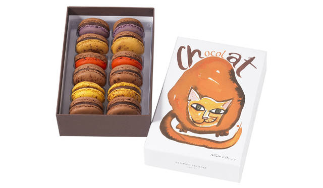 <strong>PIERRE HERMÉ PARIS｜ピエール・エルメ・パリ</strong><br />CHAT Brun / Roux　4200円（12個詰め合わせ）、<br />これまでにもソルダッドゥ・ブラヴィや、ジャン＝フィリップ・デロームとのコラボレーションパッケージを発表してきたピエール・エルメ・パリから、美術家 ニコラ・ヴィアールによるバレンタイン限定ボックスが登場！　“Chat Chocolat＝チョコ猫”と名づけられた猫のイラストが大胆に描かれたボックスには、ブランドの代名詞とも言える色とりどりのマカロンが。<br /><br />販売期間｜1月25日（水）～2月14日（火）予定<br />販売場所｜ピエール・エルメ・パリ　青山ほか、直営ブティックおよびオンラインショッピング