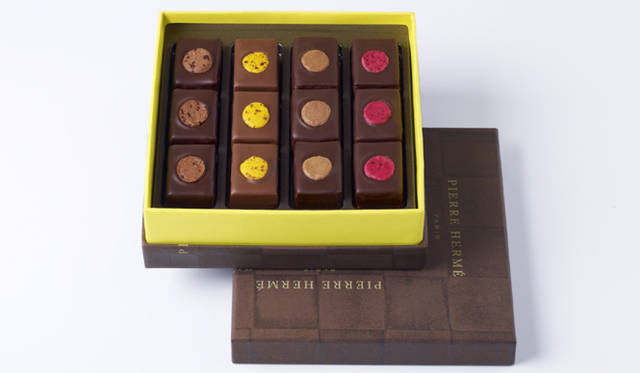 <strong>PIERRE HERMÉ PARIS｜ピエール・エルメ・パリ</strong><br />ショコラ オ マカロン　4200円（12個詰め合わせ）<br />ショコラとマカロンによる味覚の共演は、それぞれを尊重し合いながら完璧なハーモニーを奏で、あたらしい味わいをあたえてくれる。それはアーモンドの香り高い風味によって一層際立ち、五感を刺激する。アンタンス、クロエ、モガドール、ピエトラの4フレーバーが3つずつ詰め合されたボックスは、カラフルな見た目も美しい。