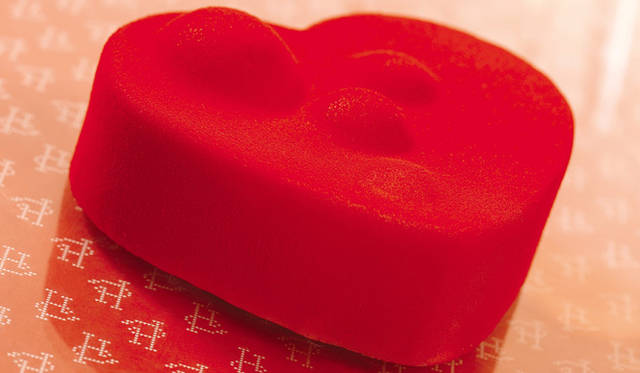 <strong>PIERRE HERMÉ PARIS｜ピエール・エルメ・パリ</strong><br />クール デューヌ　2940円<br />ピスタチオ入りダコワーズ生地、ふんわりとしたピスタチオクリーム、そして炒りとうもろこし入りの薄層に織り込んだプラリネをベースにした鮮やかなハート型のガトーは、ドライフルーツととうもろこしが織りなす芳香と、ソフトでとろりとしたなかにひそむ、かりかりの食感が愉しめる、ユニークな一品。