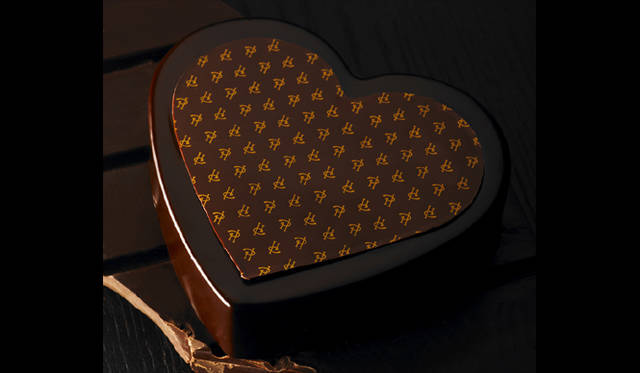 <strong>PIERRE HERMÉ PARIS｜ピエール・エルメ・パリ</strong><br />クール オリジーヌ　3150円<br />チョコレートに対するこだわりを思いきり表現した渾身のケーキは、ベネゼエラのポルセラナ産チョコレートを惜しみなく使用した、ほかとは比べものにならない力強いテイストが特徴。ガナッシュにシャンティクリームをくわえることで、味わい、食感、ともに濃厚でありながら格別にまろやかに仕上げられている。シンプルなチョコレートケーキだからこそわかるちがいを堪能したい。