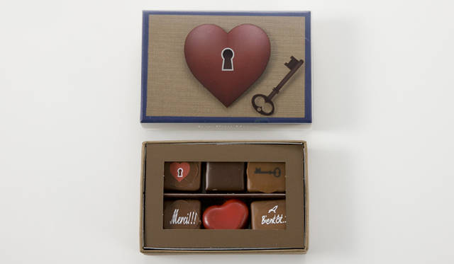 <strong>JEAN-PAUL HÉVIN｜ジャン＝ポール・エヴァン</strong><br />「ポワットゥキュリオズィテ」　2730円（6個入り）<br />ボックスに大胆に描かれた真っ赤なハートと鍵のモチーフが印象的な「ポワットゥキュリオズィテ」は、定番人気である「カライブ」と、バレンタイン限定ショコラを詰め合わせたスペシャルボックス。ほかに10個入り（3885円）もある。
