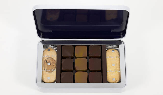 <strong>JEAN-PAUL HÉVIN｜ジャン＝ポール・エヴァン</strong><br />「ボワットゥ　アニヴェルセール」　6300円<br />「コンフィチュールの妖精」と呼ばれる、フランスのパティシエのクリスチャン・フェルベールさんとのコラボレーションボックス。なかにはサブレヴィエノワ、サブレヌガティーヌと、フェルべール氏のレシピのもとの制作されたコラボレーションボンボンショコラが9個詰め合された、贅たくな品。