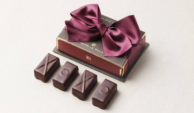 <strong>HENRI LE ROUX｜アンリ・ルルー</strong><br />コフレ・ビズ　4個入り　1470円<br />フランスでは親しい間柄のキスのことを“Biz,Bisou（ビズ）”と呼ぶそう。表面にほどこした「○=Kiss」（テュラン）、「×=Hug」（アンナ）は日本のみで展開されるオリジナルデザイン。