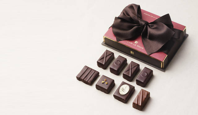 <strong>HENRI LE ROUX｜アンリ・ルルー</strong><br />コフレ・アンサンブル　8個入り　2835円<br />“Kiss&Hug”のメッセージショコラとともに、人気のボンボン・ショコラ4アイテムが一緒になった豪華なコフレ。シーズンテーマでもある「アンサンブル（Ensemble）」は、フランス語で「一緒に」。ただ贈るのではなく、相手と“一緒に”絶品ショコラを愉しんで！