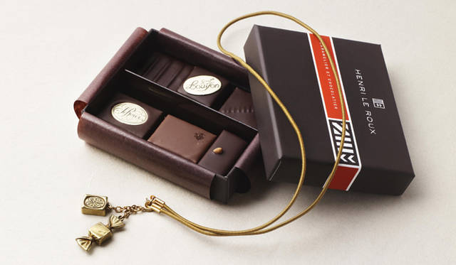 <strong>HENRI LE ROUX｜アンリ・ルルー</strong><br />ブルターニュ・ルルー　6個入り　2258円、9個入り　3150円、12個入り　4200円<br />「アンリ・ルルー」の故郷でもあり、創作の源となったフランス・ブルターニュ。土地の豊かな自然がもたらした恵みでもある、有塩バター、生クリーム、果実や穀物を贅たくに使った自慢の定番ボンボン・ショコラの詰め合わせ。バレンタインシーズンは、ショコラティエ・エ・キャラメリエの証でもあるキャラメルとショコラをかたどったキュートなチャームが大切なひとへのギフトを演出する。