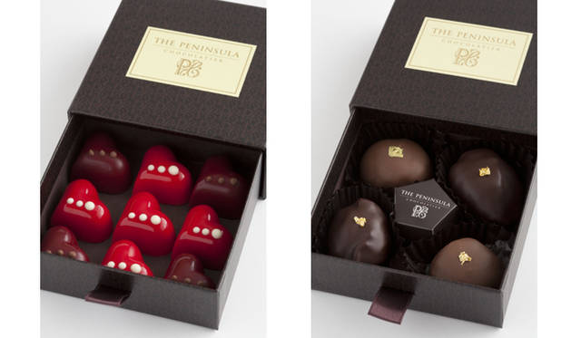 <strong>THE PENINSULA TOKYO｜ザ・ペニンシュラ東京</strong><br />（左）バレンタインハートチョコレート　4個入り　1600円、9個入り　3400円、16個入り 5800円<br />ホワイトとミルクチョコレートに、バレンタインにふさわしい華やかな赤いコーティングをほどこしたハート型のチョコレートは、ラズベリーと抹茶の2種類の味を用意。遊び心のあるエレガントなデザインは、日頃お世話になっているひとへの贈り物にも最適！<br /><br />（右）マロングラッセチョコレート＆プラムチョコレート　4個入り 2000円<br />イタリア産の大粒の栗を、マダガスカル産のバニラビーンズを利かせたシロップにじっくり漬けこんだマロングラッセを、ミルクチョコレートでコーティングをしたマロングラッセチョコレート。赤ワインで時間をかけて煮込んだ大粒のプラムにチョコレートガナッシュを詰めて、チョコレートでコーティングしたプラムチョコレート。味わい深いふたつのチョコレートをセットにした、贅たくな大人テイストのギフト。