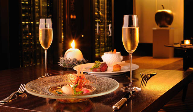 <strong>Grand Hyatt Tokyo｜グランド ハイアット 東京</strong><br />バレンタインスペシャルディナーコース「フレンチキッチンatグランド ハイアット 東京」バレンタインオリジナルカクテルまたは スパークリングワイン グラス1杯付き、前菜、メインディッシュ、デザート、コーヒーまたは 紅茶、期間｜2012年2月12日（日）～2月14日（火）、時間｜ディナー（18:00～21:30）、料金｜1名様6500円／（税サ別）