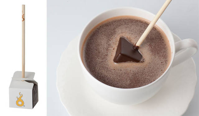 <strong>CHOC-O-LAIT｜ショコ・レ</strong><br />溶かすとゆずのほのかな香りが楽しめる“ショコ・レ ユズ”380円。“ショコ・レ ユズ”、抹茶の“ショコ・レ マッチャ”、チョコレートの“ショコ・レ ノワール”3本セットは1200円。