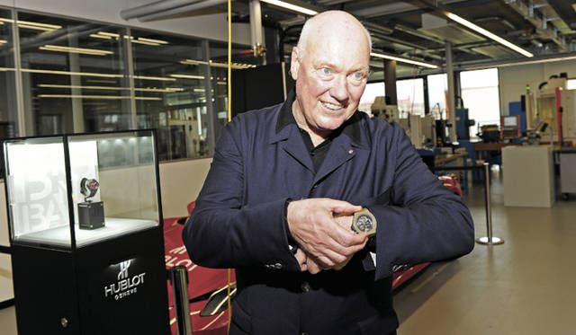 <strong>HUBLOT｜ウブロ</strong>　写真で見る限りピンクゴールドに近い色のようだ。金属光沢があるのでセラミックには見えない。