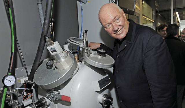 <strong>HUBLOT｜ウブロ</strong>　真空溶解炉とビバー氏。