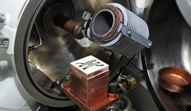 <strong>HUBLOT｜ウブロ</strong>　この機械は、24カラットゴールドを炭化ホウ素の孔に流し込む前、空気の中で軽く混ぜる時に使用する。