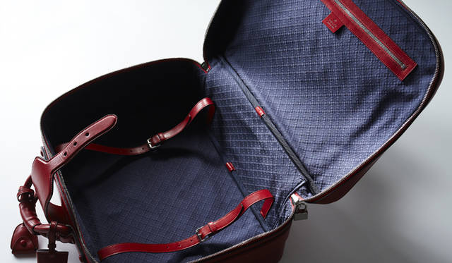 <strong>GUCCI｜グッチ</strong> ダッフルバッグの内側の仕様。ディアマンテ柄のファブリックが貼られている。ダッフルバッグ [W46×H36×D16cm]  35万7000円