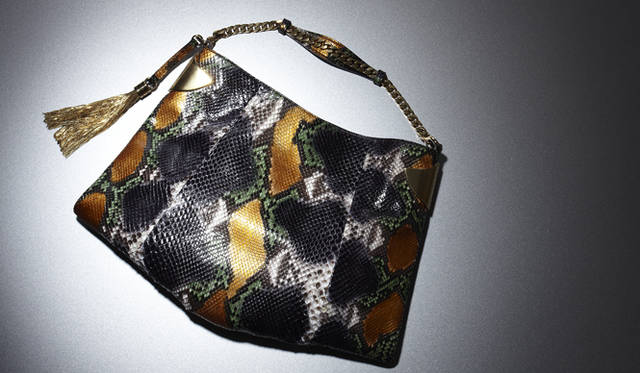 <strong>GUCCI｜グッチ</strong>　大胆にペイントされたパイソンがモードな印象。「GUCCI 1970」[W44×H29×D3.5cm]　43万4700円