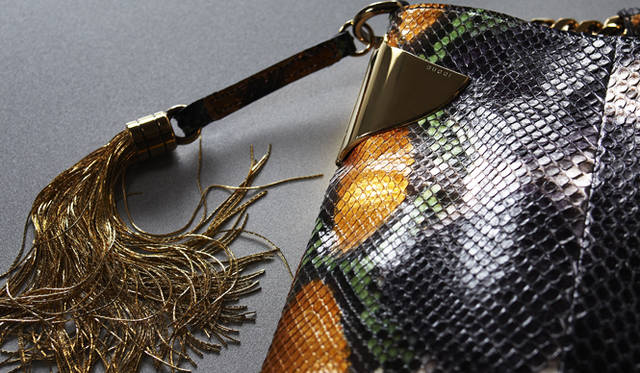 <strong>GUCCI｜グッチ</strong>　まるでジュエルのような輝きを放つタッセルがポイント。「GUCCI 1970」[W44×H29×D3.5cm]　43万4700円