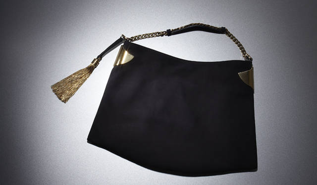 <strong>GUCCI｜グッチ</strong>　ネイビーのヌバック素材にゴールドのメタルコーナーが洗練された雰囲気。「GUCCI 1970」[W44×H29×D3.5cm]　25万7250円