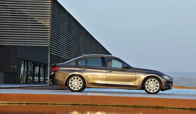 <strong>BMW 3 series｜ビー・エム・ダブリュー 3シリーズ</strong>　モダンライン（本国仕様）