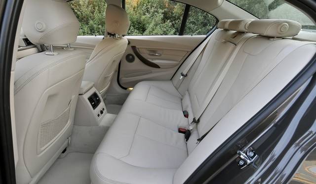 <strong>BMW 3 series｜ビー・エム・ダブリュー 3シリーズ</strong>　ラグジュアリーライン（本国仕様）