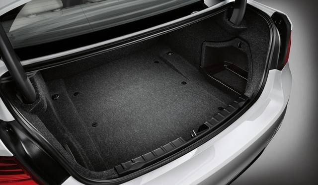 <strong>BMW 3 series｜ビー・エム・ダブリュー 3シリーズ</strong>　リア・シートは4:2:4分割可倒式でラゲージスペースを拡げることができる（本国仕様）