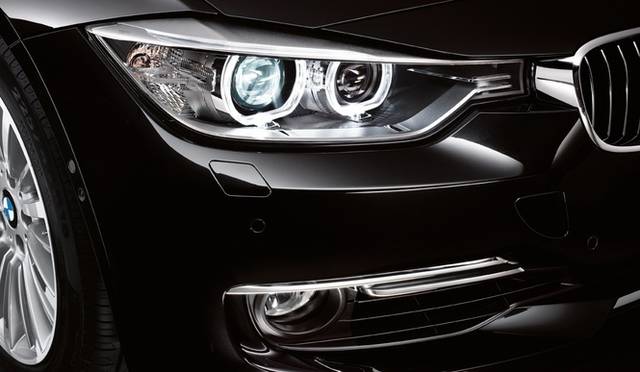 <strong>BMW 3 series｜ビー・エム・ダブリュー 3シリーズ</strong>　キドニーグリルに入り込むようなヘッドライトが特徴的（本国仕様）