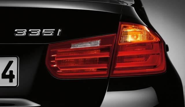 <strong>BMW 3 series｜ビー・エム・ダブリュー 3シリーズ</strong>　リア・コンビネーションランプはBMWの典型的なＬ型配置（本国仕様）