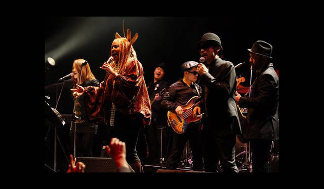 <strong>The Beetle Presents Tokyo Crossover/Jazz Festival｜ザ・ビートル・プレゼンツ 東京クロスオーバー・ジャズ・フェスティバル</strong>　ステージ上のNavasha Daya (Fertile Ground)さんと沖野修也(Kyoto Jazz Massive)さん