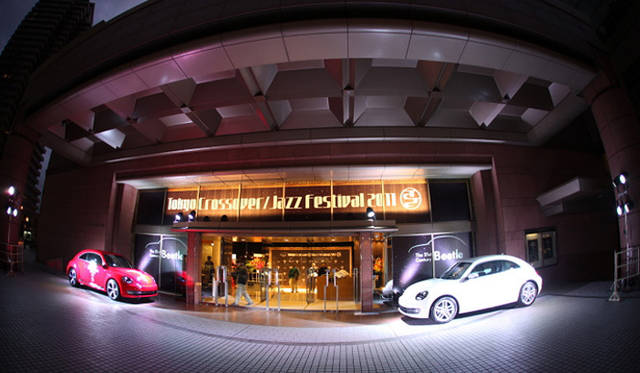 <strong>The Beetle Presents Tokyo Crossover/Jazz Festival｜ザ・ビートル・プレゼンツ 東京クロスオーバー・ジャズ・フェスティバル</strong>　エントランスでは2台のザ・ビートルがお出迎え