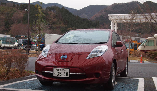 <strong>NISSAN LEAF｜日産 リーフ</strong>　富士川サービスエリア（下り）にて。充電後に一般の駐車場に戻れなかった。