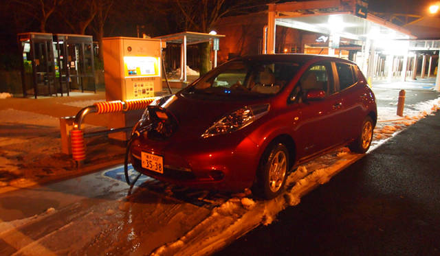 <strong>NISSAN LEAF｜日産 リーフ</strong>　足柄サービスエリア（上り）にて。路面凍結がないのは幸いだった。