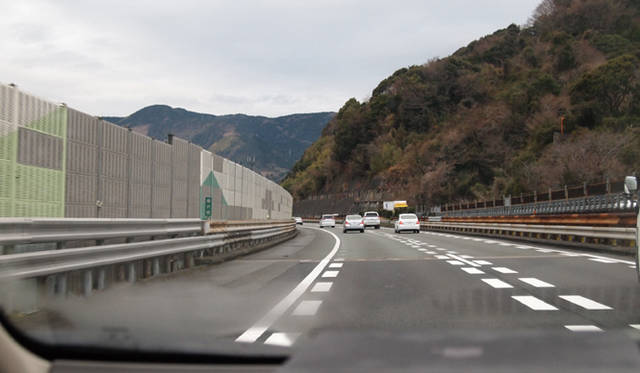 <strong>NISSAN LEAF｜日産 リーフ</strong>　ダッシュボード上に乗っているのはiPad。旅の情報収集に大活躍だった。