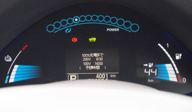 <strong>NISSAN LEAF｜日産 リーフ</strong>　ガソリン自動車とはまるで違うけれど、必要な情報がきれいにまとまったリーフの情報パネル。