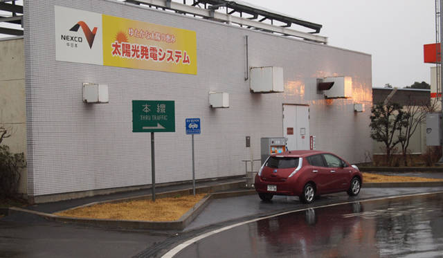 <strong>NISSAN LEAF｜日産 リーフ</strong>　海老名サービスエリア（上り）にて。充電器はサービスエリア出口そば。おしなべてどこにあるのかがわかりにくい。