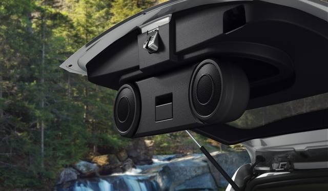 <strong>Jeep Patriot｜ジープ パトリオット</strong>　2012年モデル。Limitedにはアウトドアで便利なリフトゲートスピーカー2基を含む、ミュージックゲートパワー<sup>TM</sup> プレミアムサウンドシステムが標準装備される