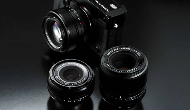 <strong>FUJIFILM X-Pro1｜フルサイズ機に匹敵する“プレミアムカメラ”</strong>　当初はレンズ3本。さらに、ズームレンズなど6本を開発中だという。