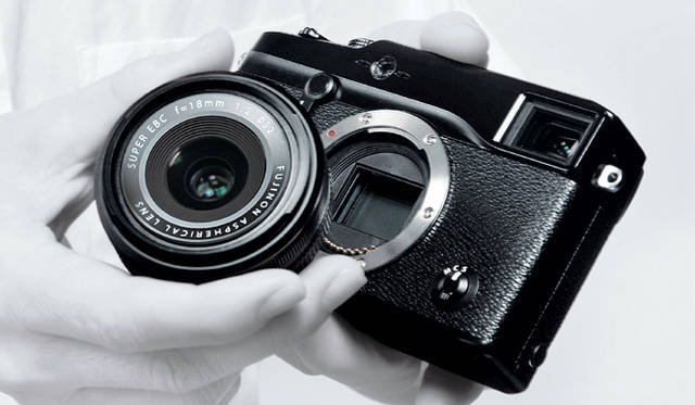 <strong>FUJIFILM X-Pro1｜フルサイズ機に匹敵する“プレミアムカメラ”</strong>　レンズ後端からセンサーまでの距離を短縮化した「Xマウント」。