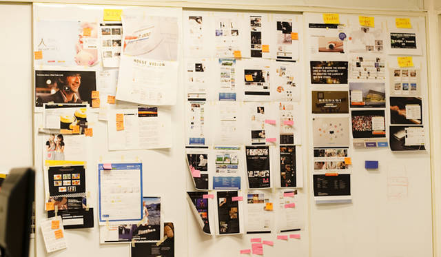 <strong>『ソーシャルメディアの夜明け』著者・平野友康氏インタビュー</strong> デジタルステージ内の壁には、さまざまなアイデアが貼り付けられている。デジタルな会社にしてアナログなやり方だが、「開発はオープンに」というモットーの表れでもある。