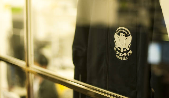 <strong>『ソーシャルメディアの夜明け』著者・平野友康氏インタビュー</strong> Ustreamでの活動を「大人の部活」と称し、ジャージを制作。販売して部費を捻出するはずが、オマケのつけすぎで利益減少、というオチがついた。こうした遊び心はじつに粋。