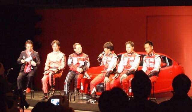 <strong>トヨタ86｜TOYOTA 86</strong>　奥からマーケティングディレクター木場氏、モリゾウ氏、影山正彦氏、飯田章氏、脇阪寿一氏 