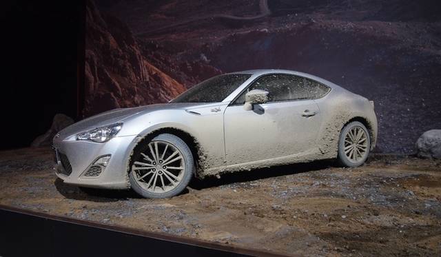 <strong>トヨタ86｜TOYOTA 86</strong>　モリゾウ氏（豊田章男氏）が実際にトレーニングでハンドルを握っていた86。汚れもそのままに展示された。